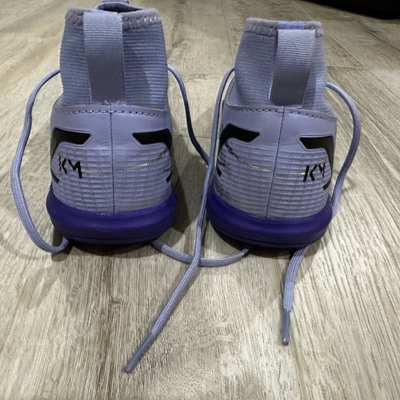 Indoor Nike soccer shoes-cleats. Size 5Y boys-6.5Women excellent condition - Picture 3 of 5